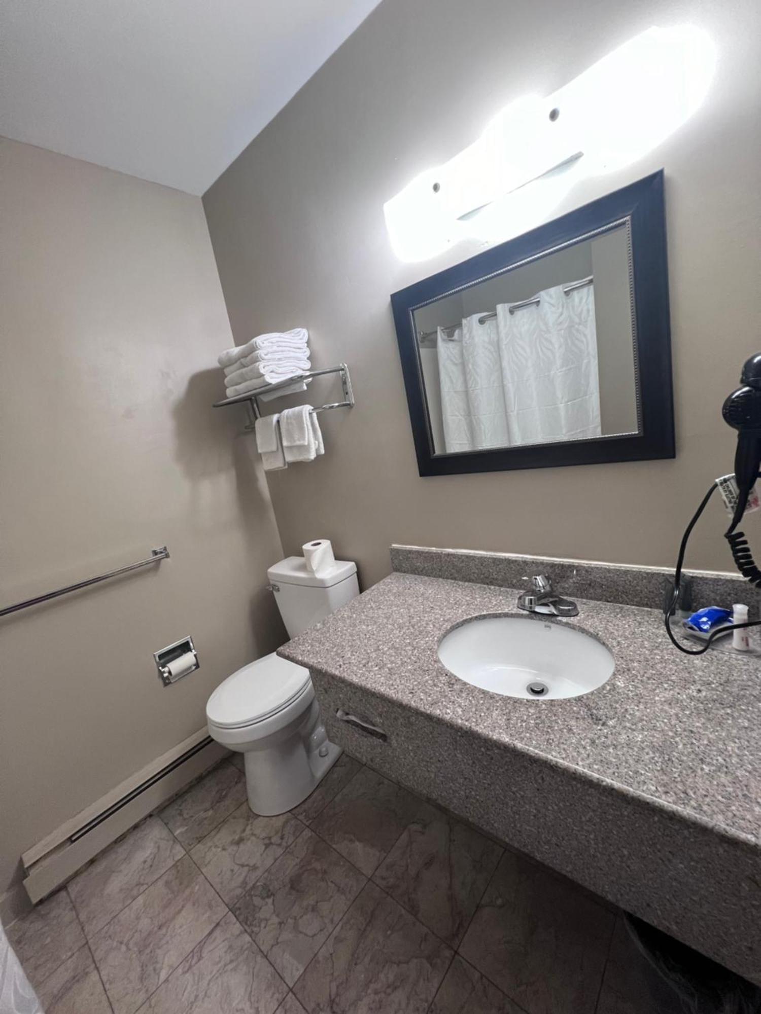 Rodeway Inn & Suites เฮอร์ชีย์ ภายนอก รูปภาพ