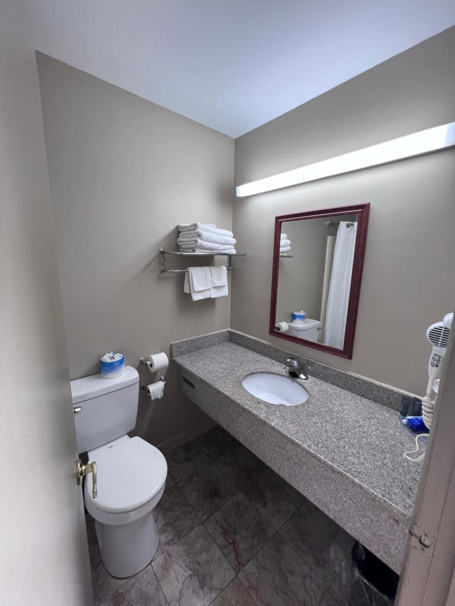 Rodeway Inn & Suites เฮอร์ชีย์ ภายนอก รูปภาพ