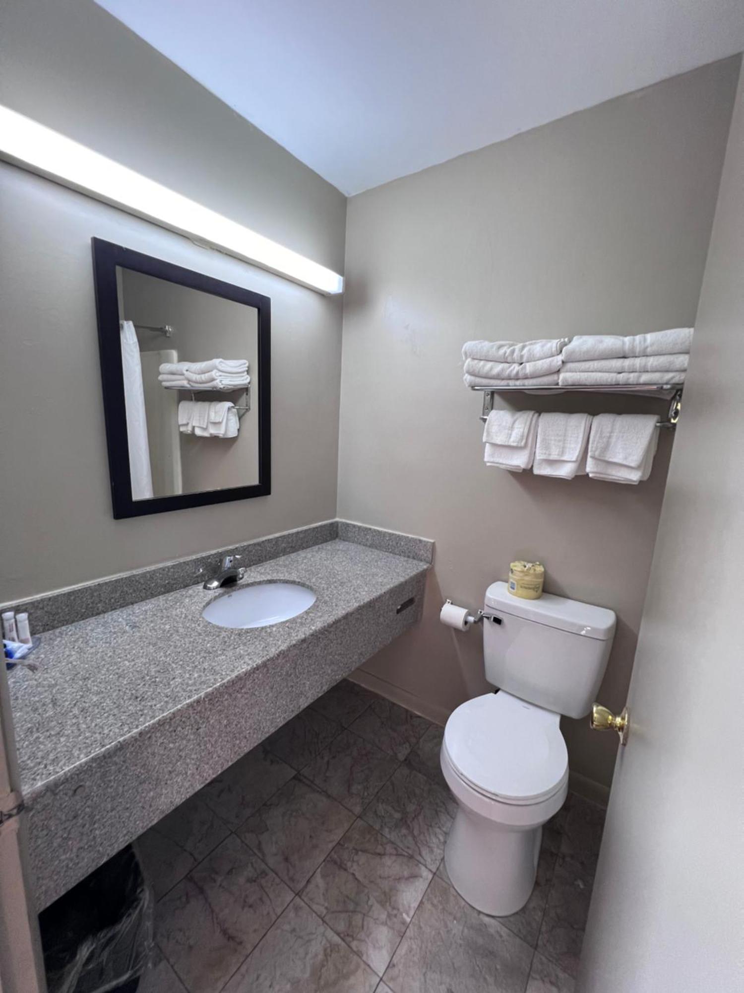 Rodeway Inn & Suites เฮอร์ชีย์ ภายนอก รูปภาพ